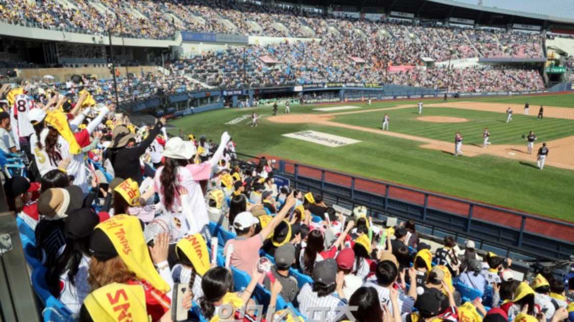 KBO리그 역대 최소 경기 500만 관중 달성...2년 연속 1000만 돌파 청신호