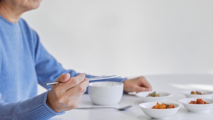 부모님 식탁에 활기 채우려면, 레몬즙·식초로 입맛 돋우고 계란찜엔 두유를