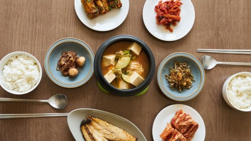 The decline of 'jipbap': Dining out wins, even in a downturn
