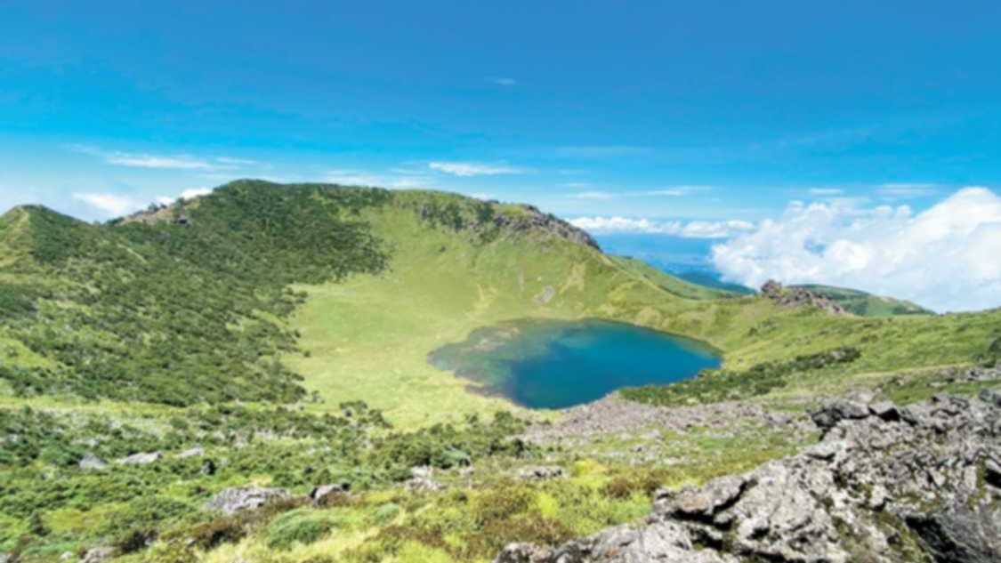 Rare chance to explore Mount Halla's crater lake expanded due to overwhelming demand