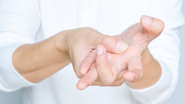 아침이면 손가락 뻣뻣…내버려두면 관절 망가진다