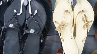여름철 즐겨 신는 신발이 허리 통증 유발…걸음걸이·척추에 잇단 영향